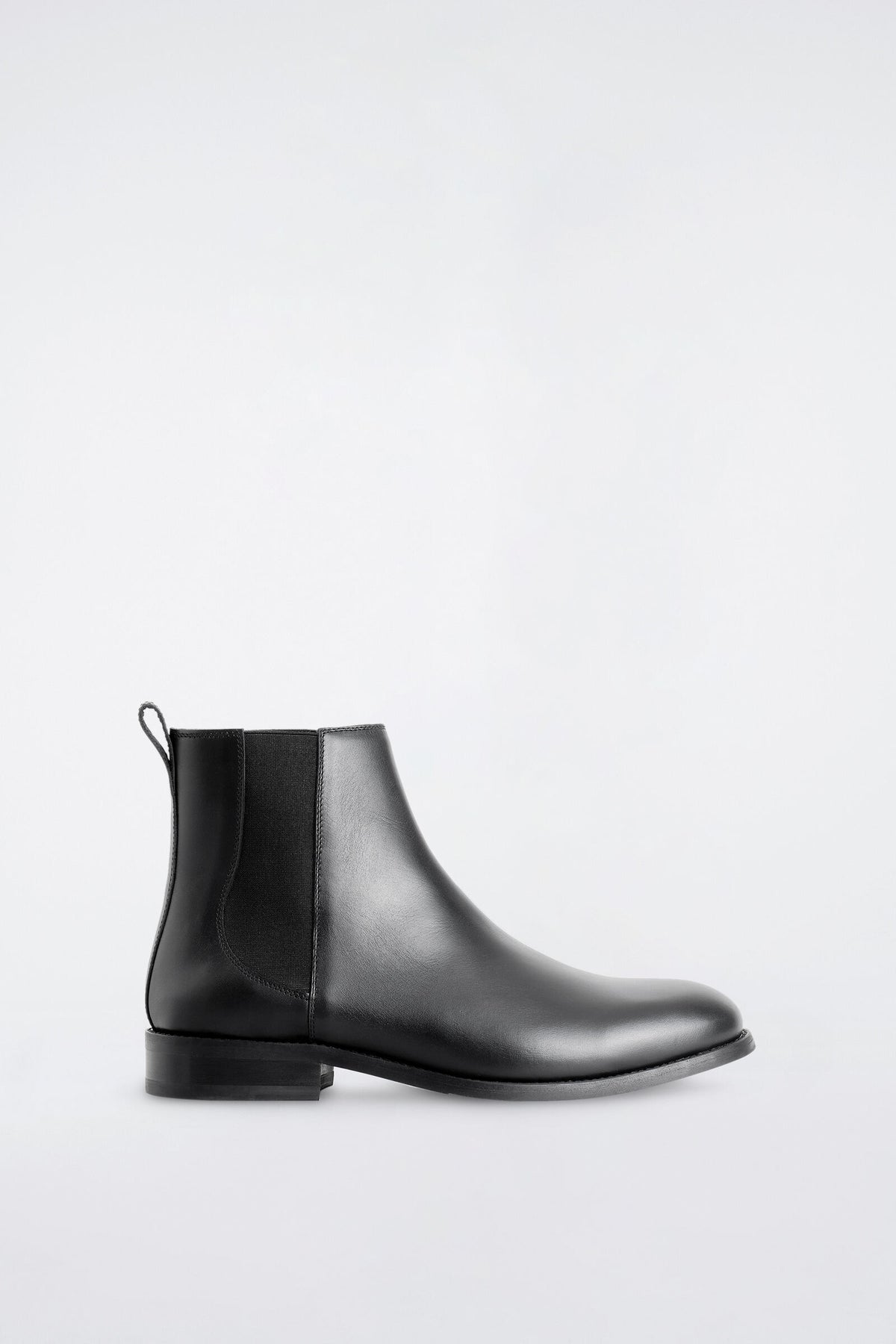 BOTAS CHELSEA DE CUERO - NEGRO | DescriptiveStillLife