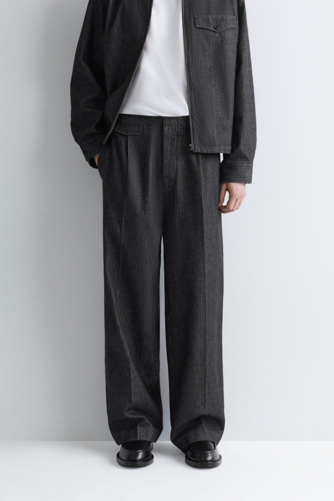 PANTALONES DE MEZCLILLA DE RAYAS, RELAJADOS, DE PIERNA ANCHA - NEGRO / A RAYAS