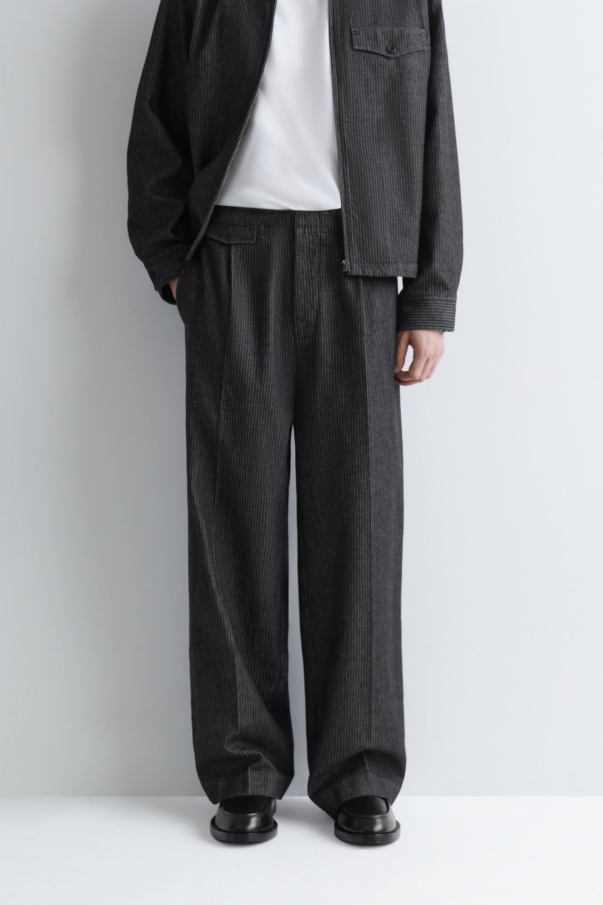 PANTALONES DE MEZCLILLA DE RAYAS, RELAJADOS, DE PIERNA ANCHA - NEGRO / A RAYAS