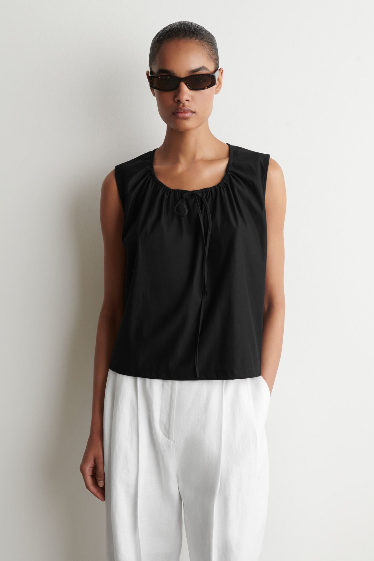 CAMISETA DE JERSEY CON CUELLO FRUNCIDO - NEGRO