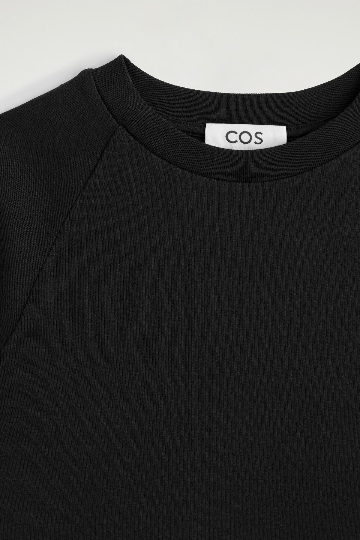 CAMISETA RAGLÁN DE ALGODÓN AJUSTADA - NEGRO | DescriptiveDetail