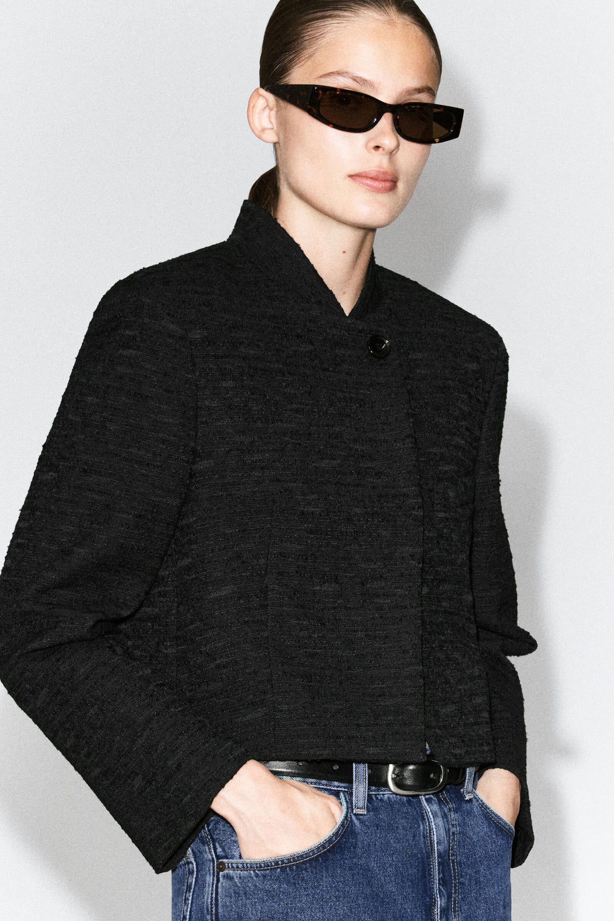 BLAZER DE JACQUARD ESTRUCTURADO Y CORTO - NEGRO