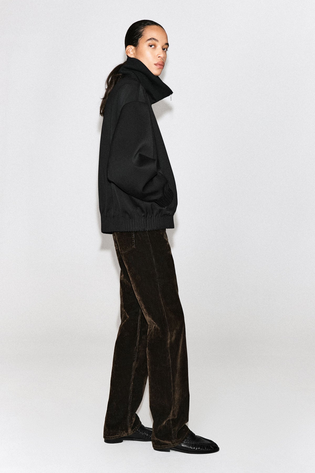CHAQUETA CON CUELLO ALTO - NEGRO