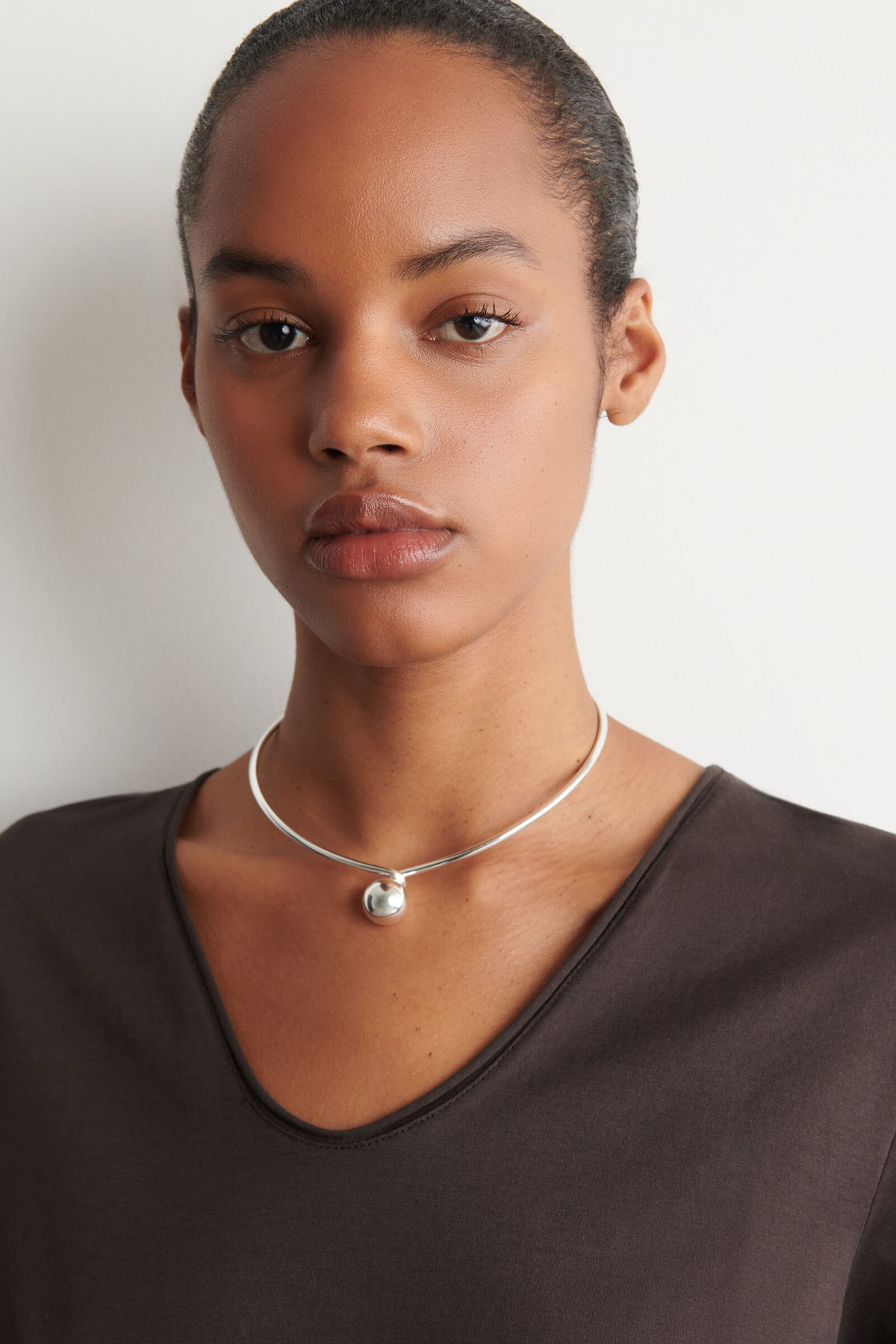 CAMISETA DE ALGODÓN LIGERO CON CUELLO U - MARRÓN