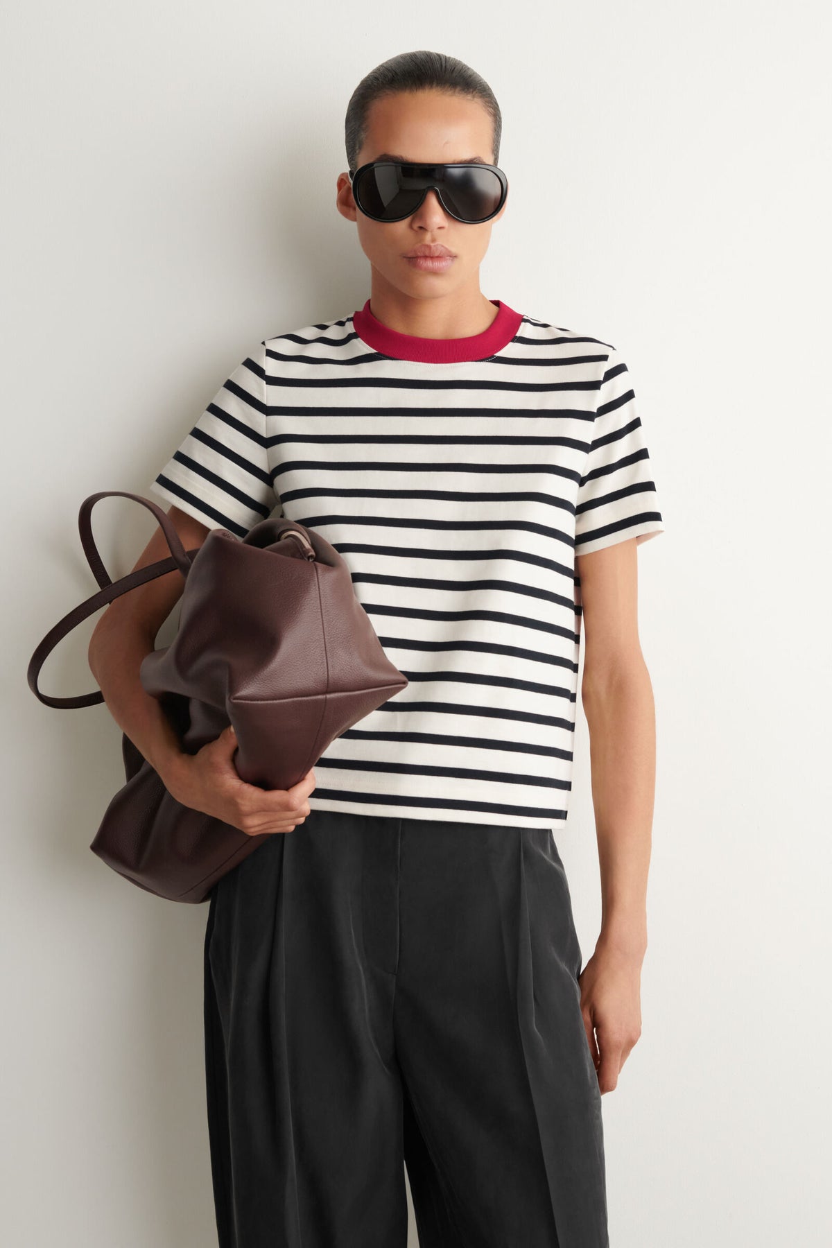 CAMISETA DE CORTE LIMPIO - NEGRO / BLANCO / ROJO / A RAYAS