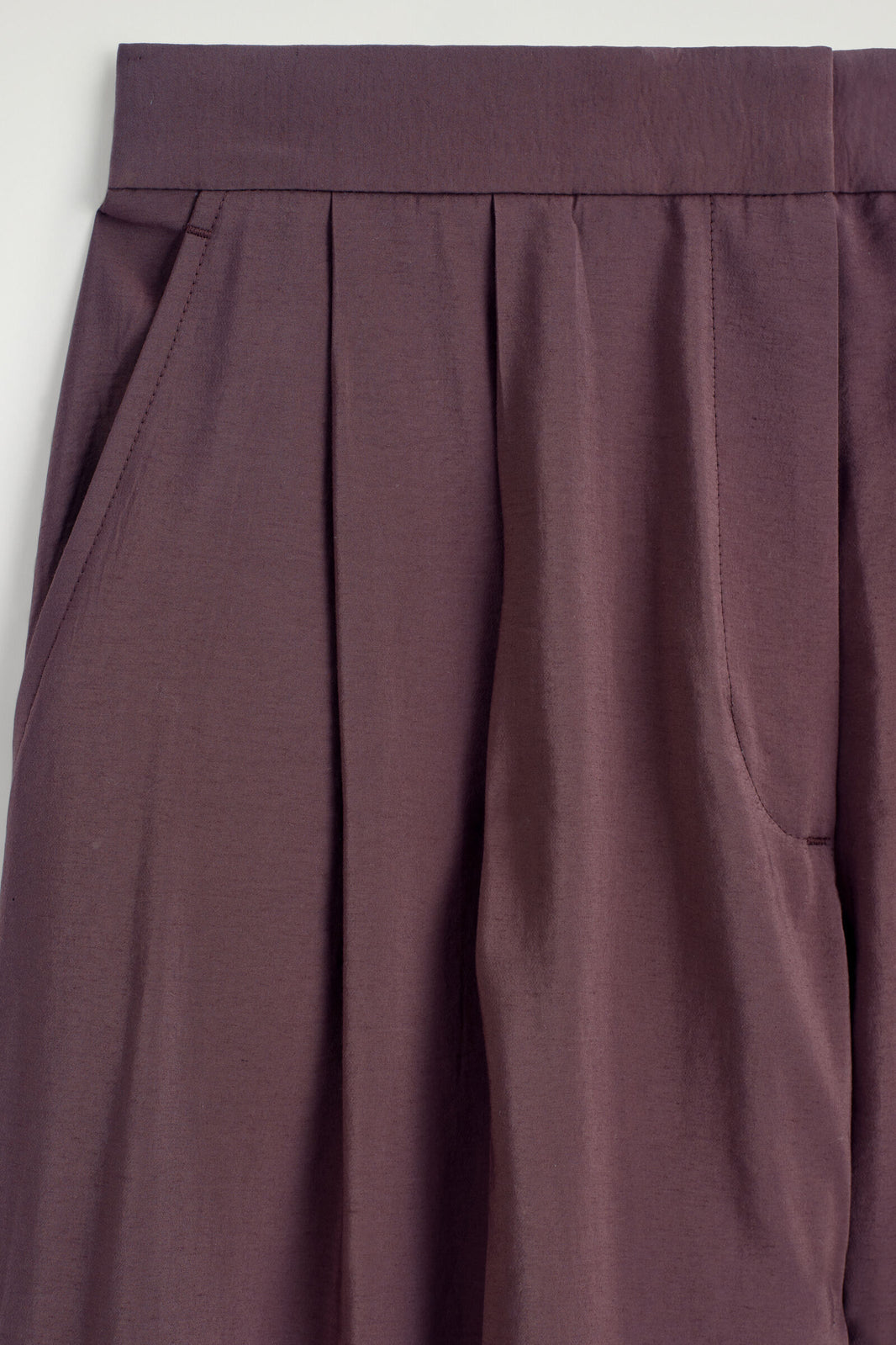 PANTALONES DE MODAL PLISADOS DE PIERNA ANCHA - ROJO OSCURO | DescriptiveDetail
