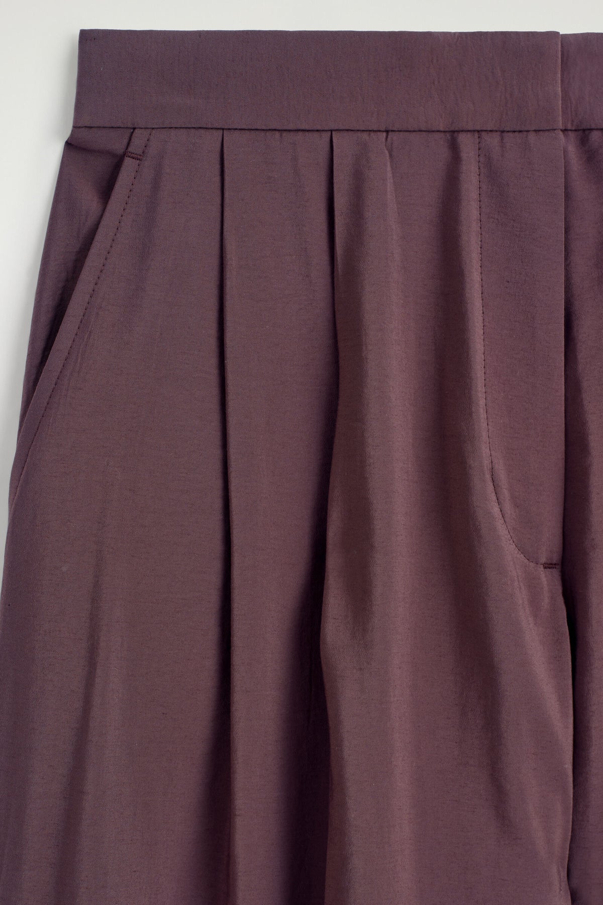 PANTALONES DE MODAL PLISADOS DE PIERNA ANCHA - ROJO OSCURO | DescriptiveDetail