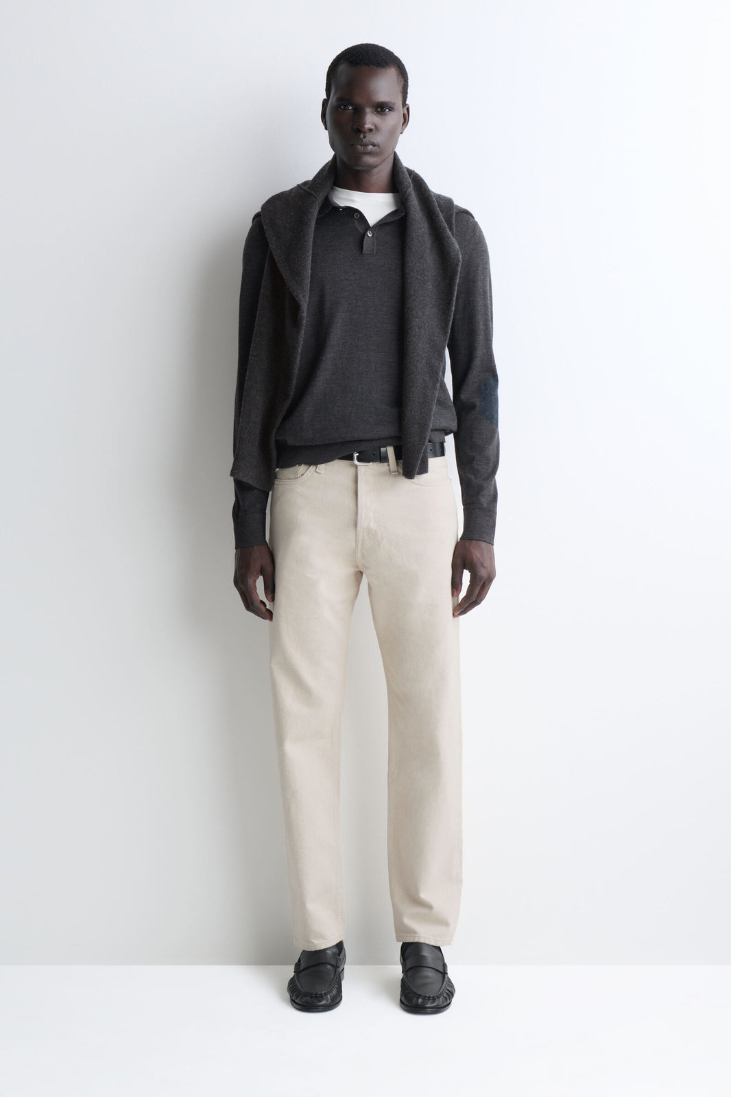 JEANS DE CORTE REGULAR Y PIERNA RECTA DE LA MARCA - BEIGE