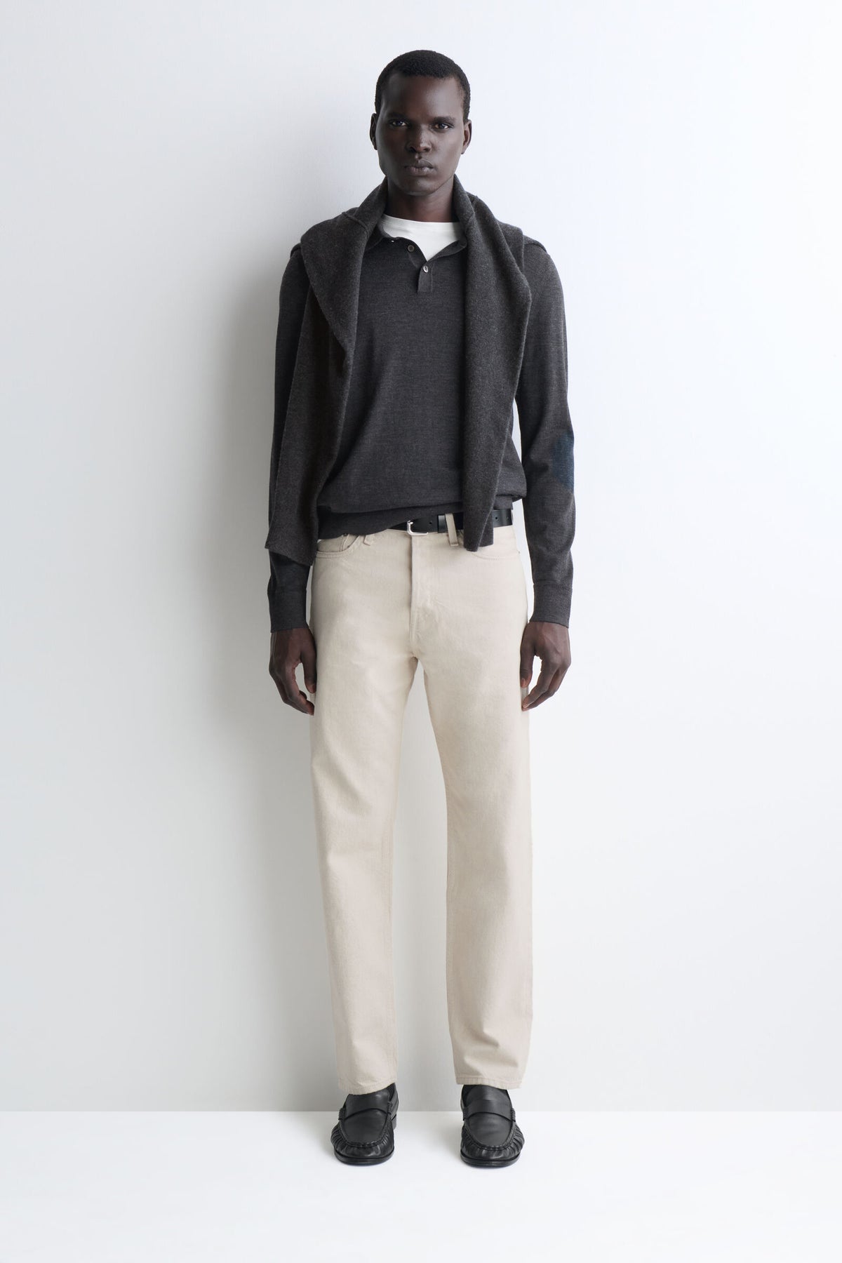 JEANS DE CORTE REGULAR Y PIERNA RECTA DE LA MARCA - BEIGE