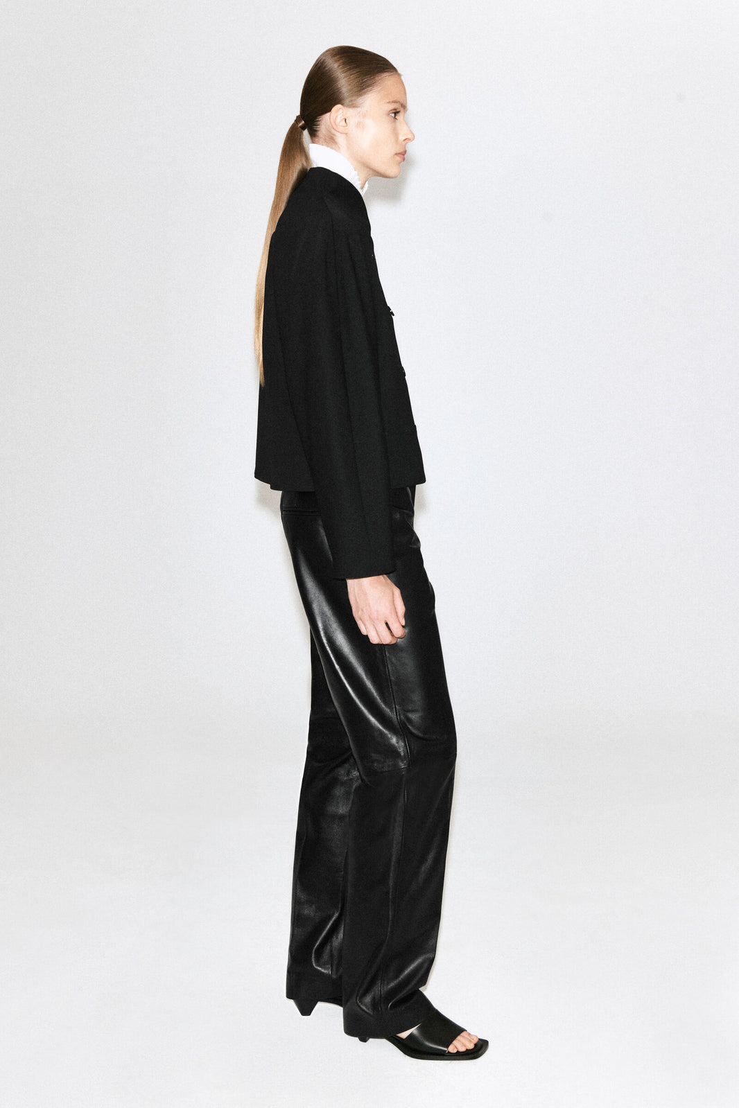 CHAQUETA ESCULPIDA CON CUELLO ALTO - NEGRO