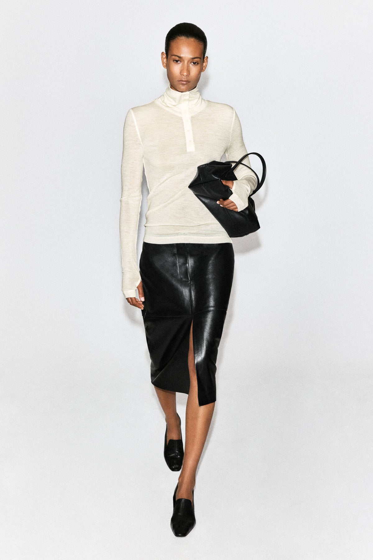 TOP DE MERINO CON CUELLO DE TROMPETA Y BOTONES - MARFIL