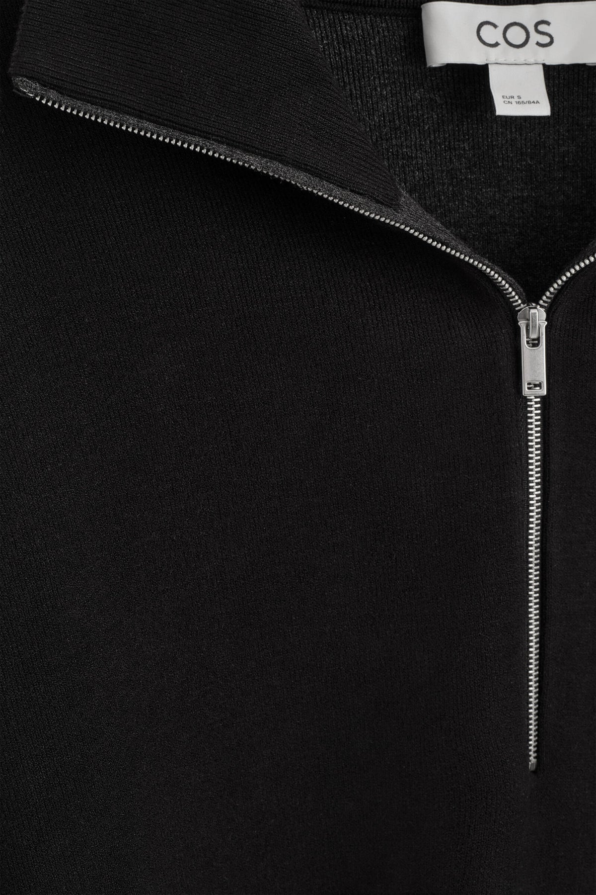 SWEATER DE PUNTO CON MEDIO CIERRE Y CUELLO DE EMBUDO - NEGRO | DescriptiveDetail