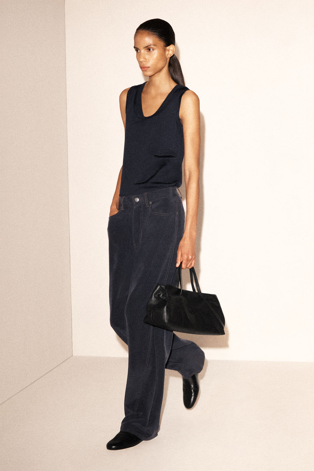 TOP DE TIRANTES DE ALGODÓN CON ESCOTE EN V - AZUL MARINO | Lookbook