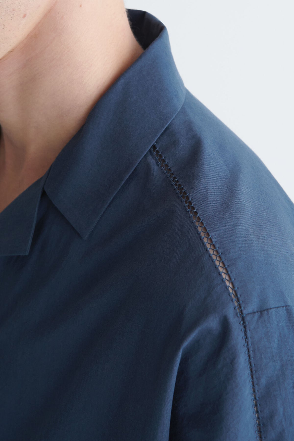 CAMISA DE ALGODÓN PIMA CON CUELLO CAMPER Y BORDADOS - AZUL MARINO