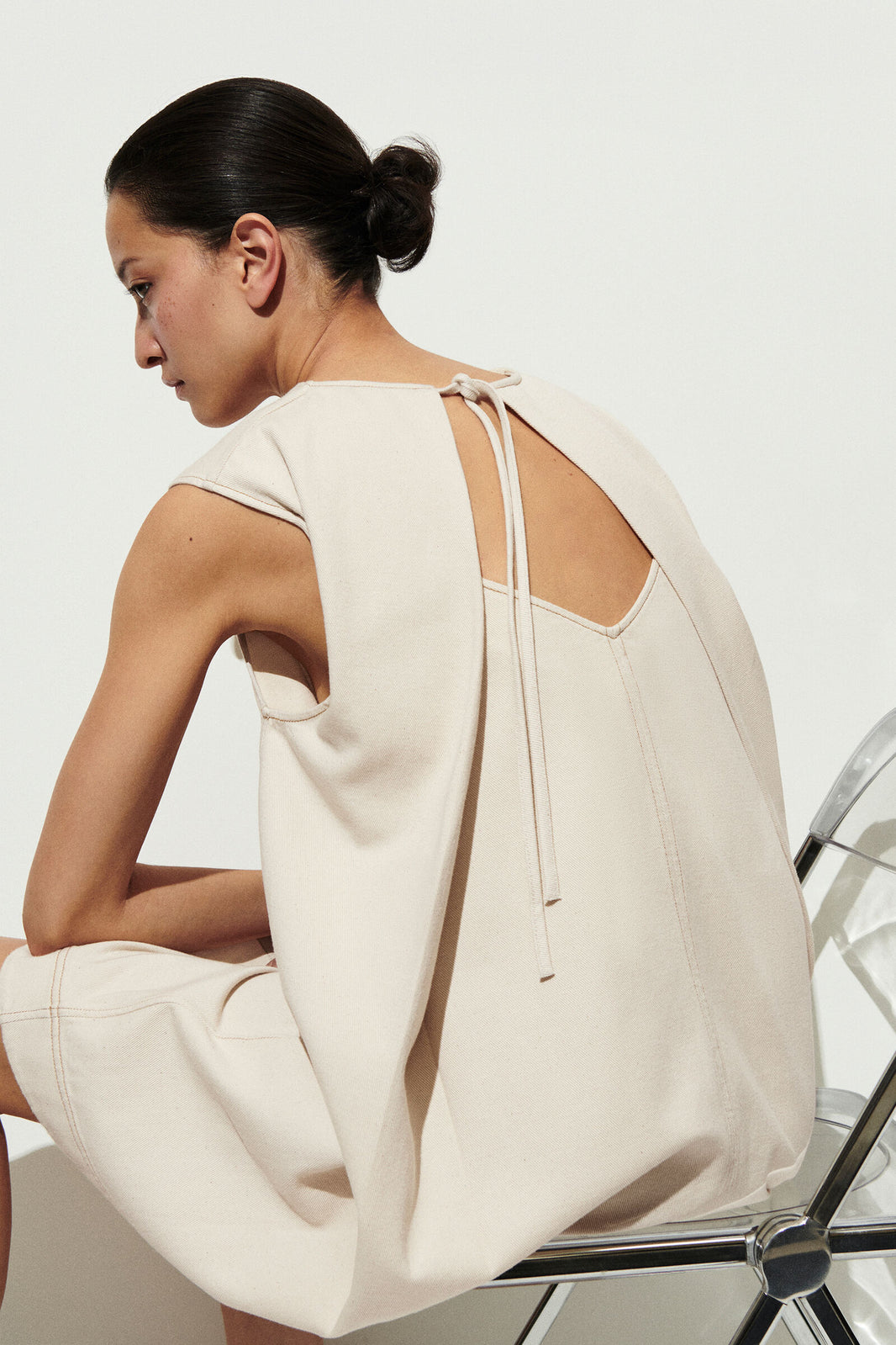 VESTIDO MINI DE MEZCLILLA CON ESCOTE ABIERTO Y CUELLO EN V - ECRU