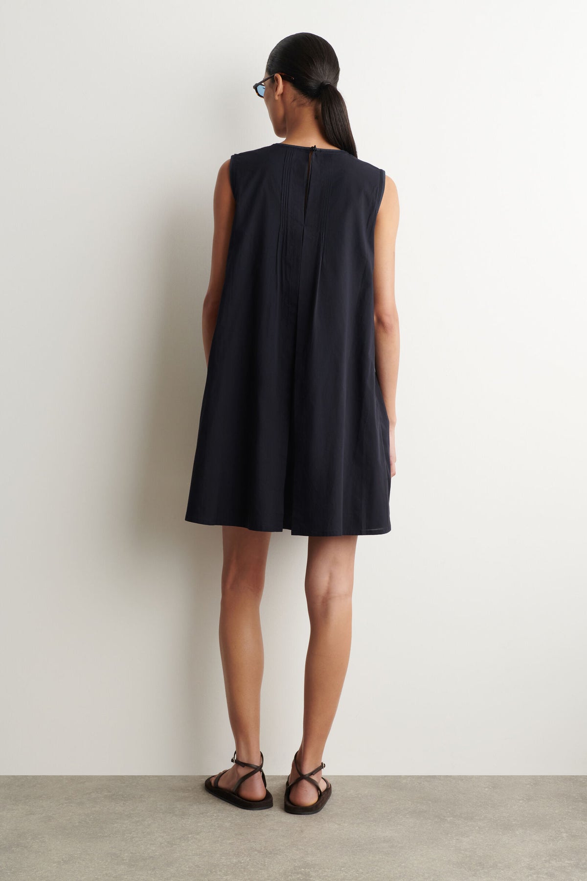 VESTIDO MINI CON PLISADOS Y CAPAS - MARINO