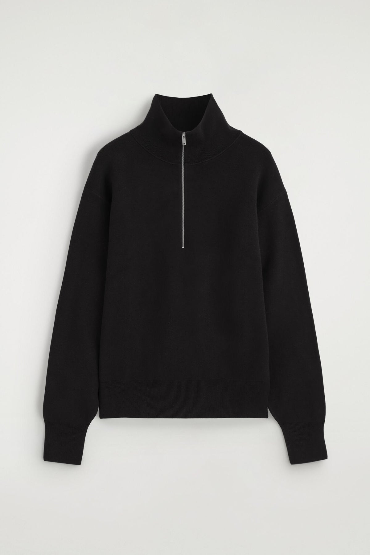 SWEATER DE PUNTO CON MEDIO CIERRE Y CUELLO DE EMBUDO - NEGRO | DescriptiveStillLife