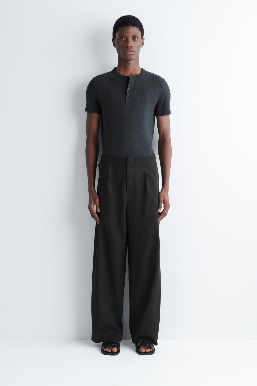 PANTALONES DE CORTE RELAJADO Y PIERNA ANCHA CON BOLSILLOS - NEGRO