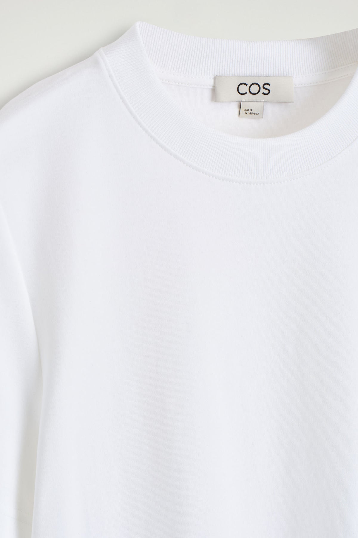 CAMISETA DE CORTE LIMPIO - BLANCO | DescriptiveDetail