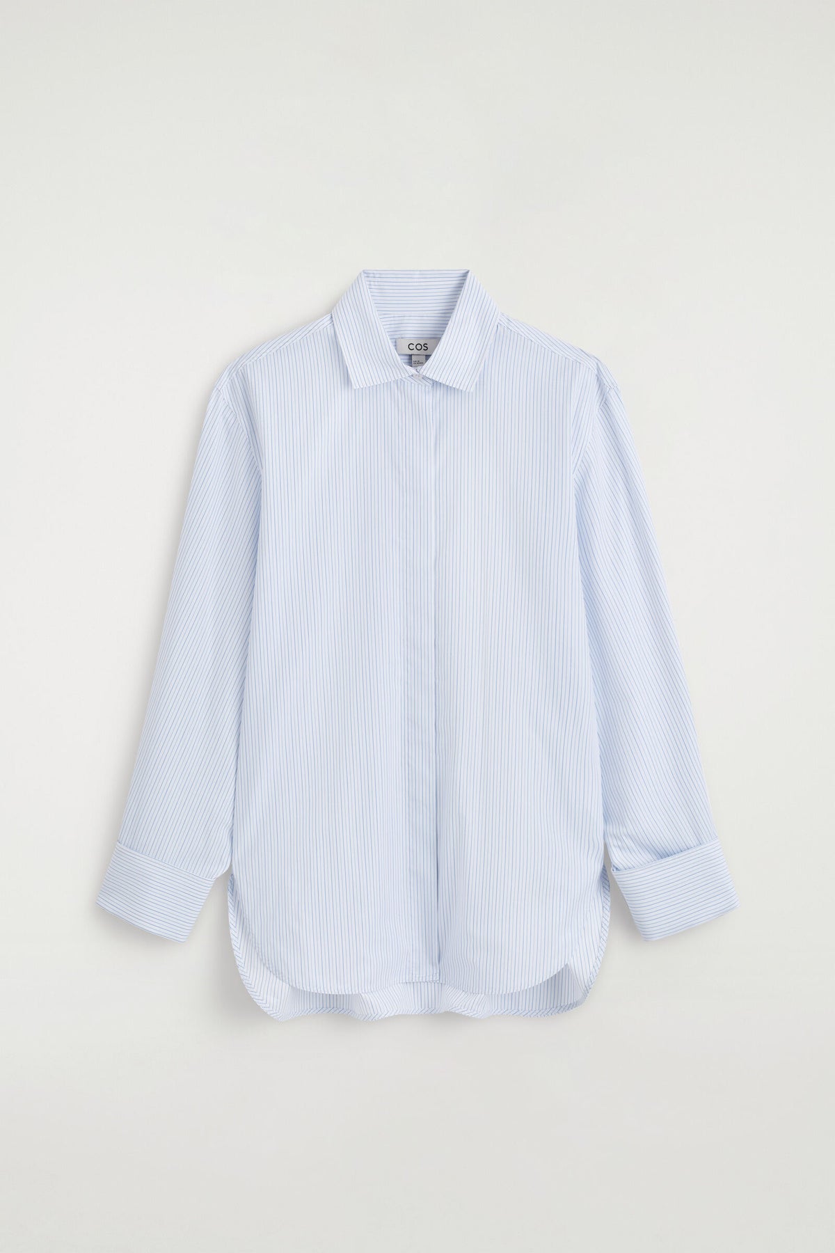 CAMISA DE MEZCLA DE ALGODÓN A RAYAS CON CUELLO RECORTADO - AZUL / BLANCO / RAYADO | DescriptiveStillLife