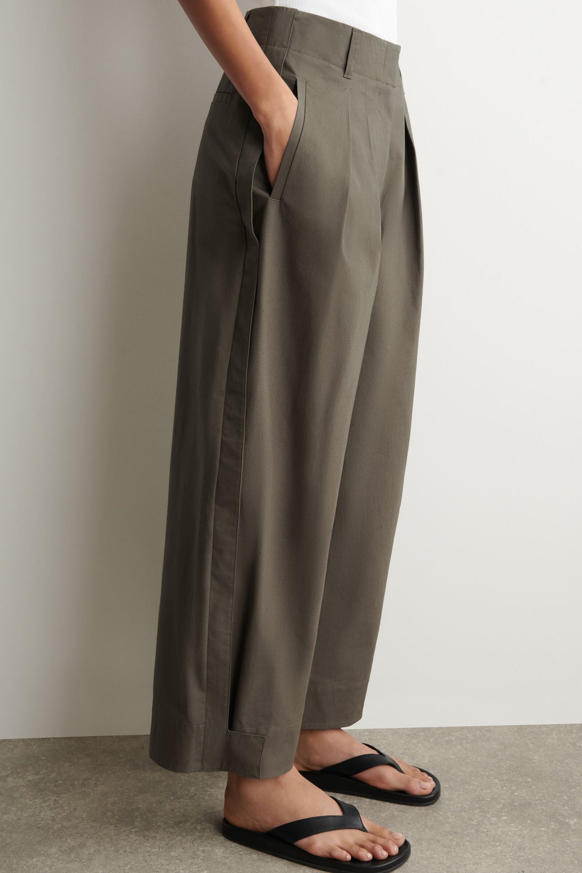 PANTALONES UTILITY CÓNICOS DE ALGODÓN PLISADOS - MARRÓN
