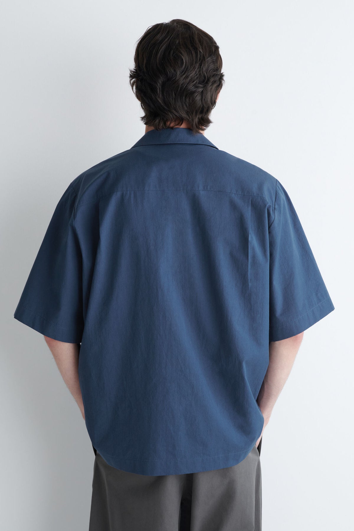 CAMISA DE ALGODÓN PIMA CON CUELLO CAMPER Y BORDADOS - AZUL MARINO