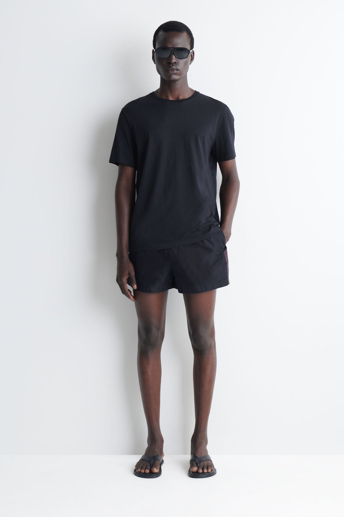 SHORTS DE BAÑO CON DETALLE DE RAYAS - AZUL MARINO