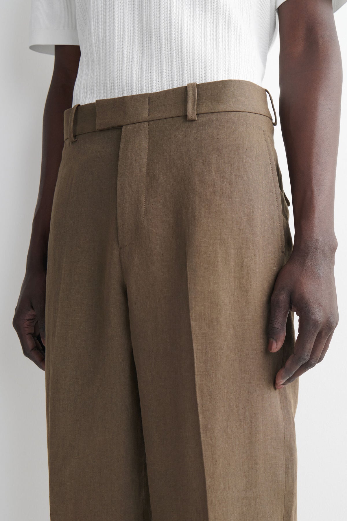 PANTALONES DE LINO CON TALLE RELAJADO Y CORTE CÓNICO - BEIGE