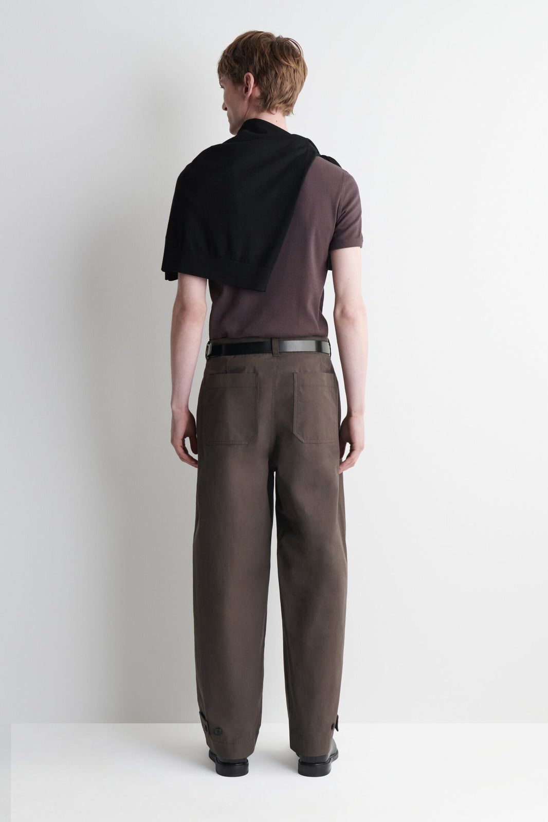PANTALONES DE ALGODÓN DE CORTE RELAJADO Y PIERNA BARREL - MARRÓN