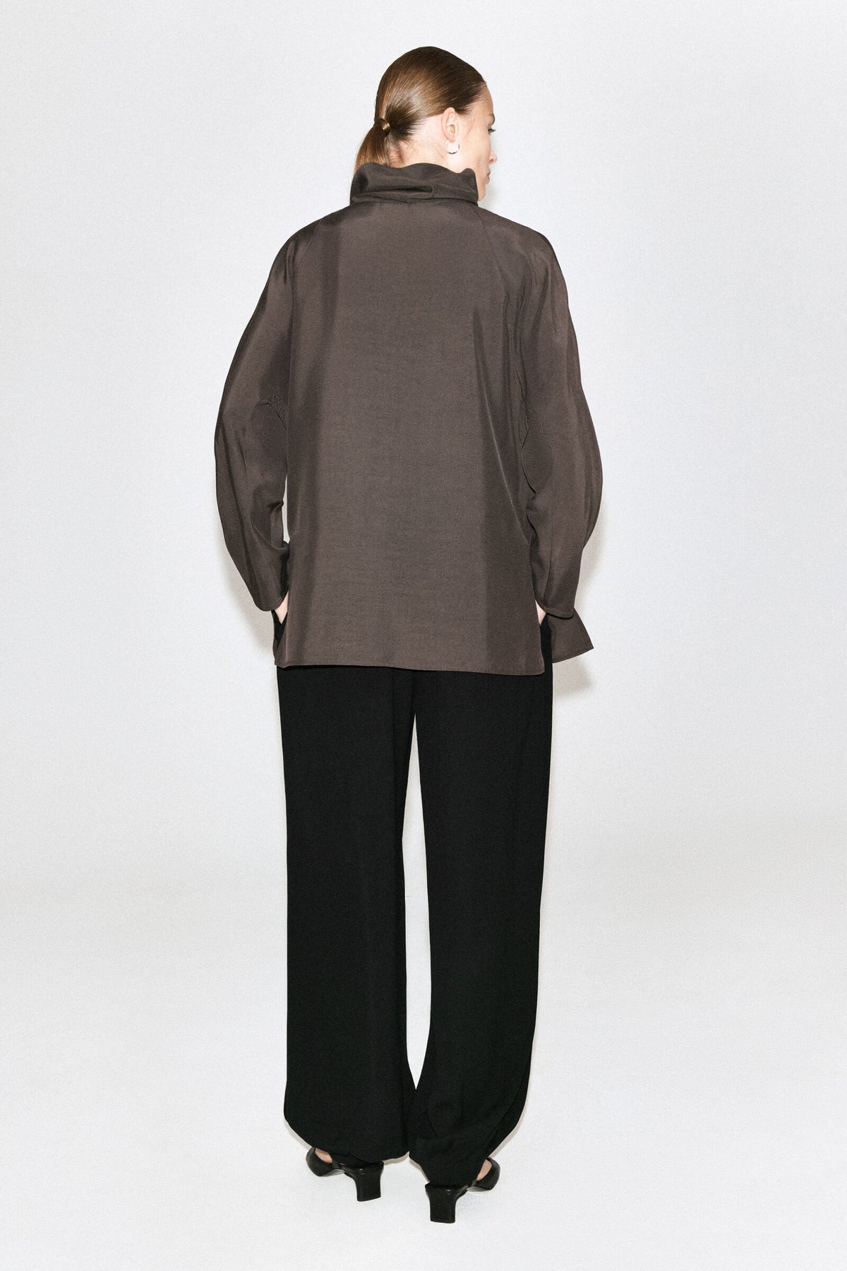 BLUSA FLUIDA DE CUELLO ALTO - GRIS