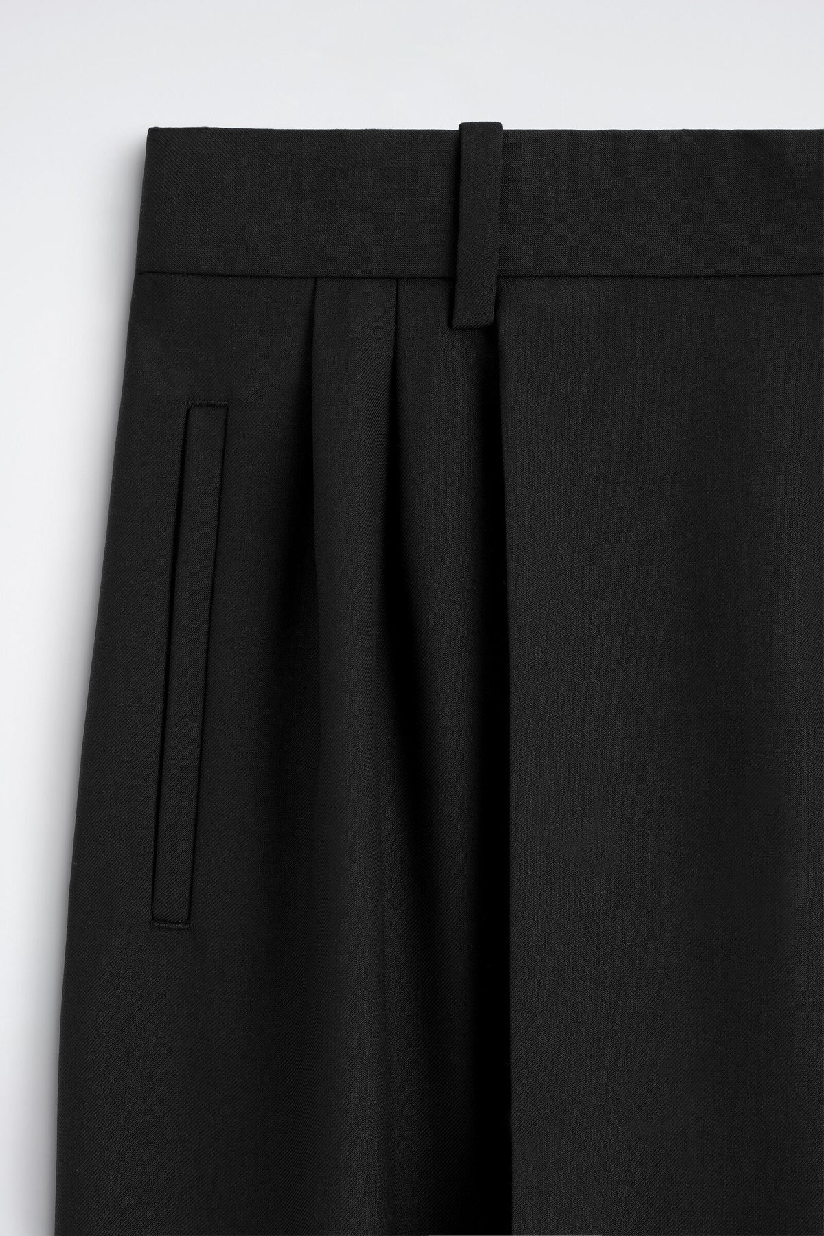 PANTALONES ANCHOS DE PLIEGUES - NEGRO | DescriptiveDetail
