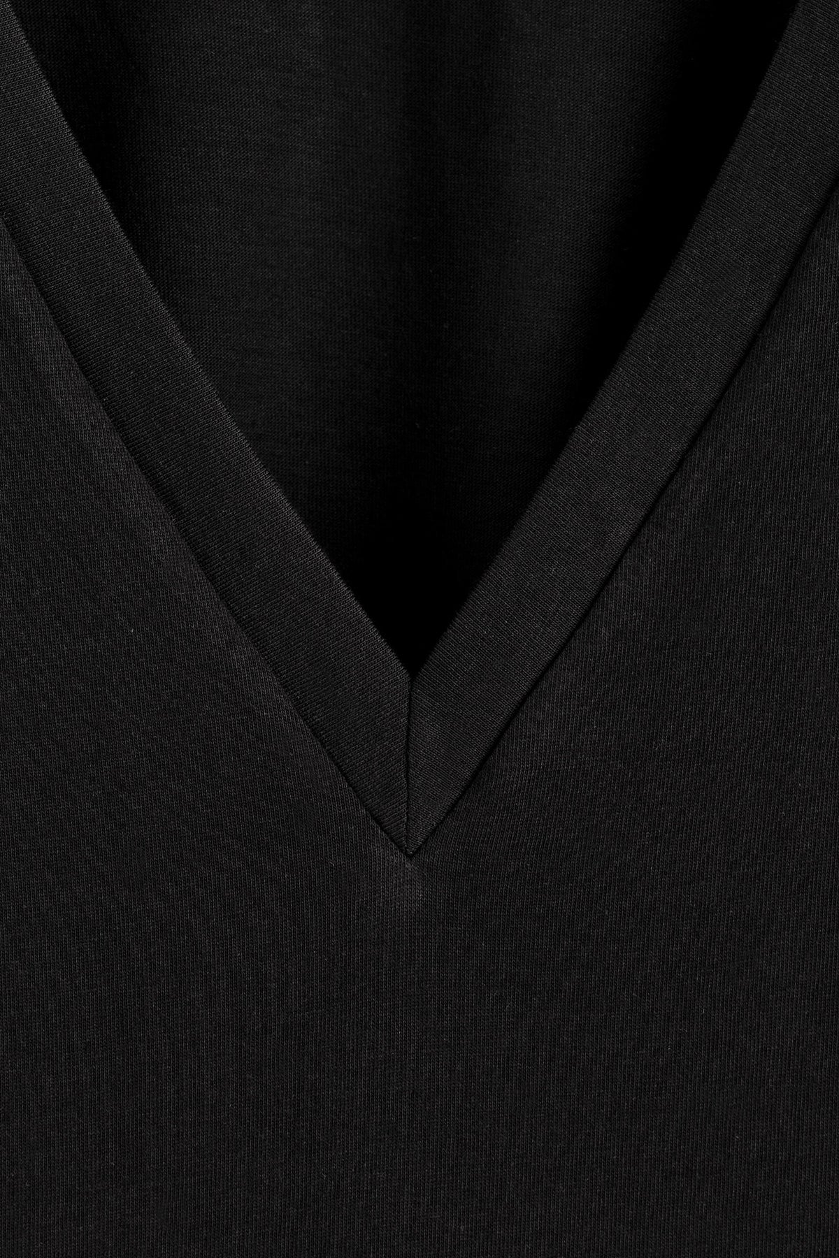 CAMISETA ALGODÓN CUELLO PICO - NEGRO | DescriptiveDetail