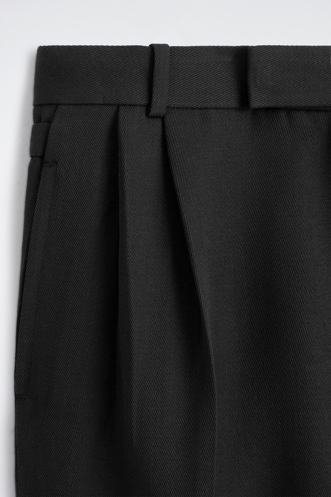 PANTALONES TAPERED DE MEZCLA DE LANA CON PLIEGUES - NEGRO  | DescriptiveDetail
