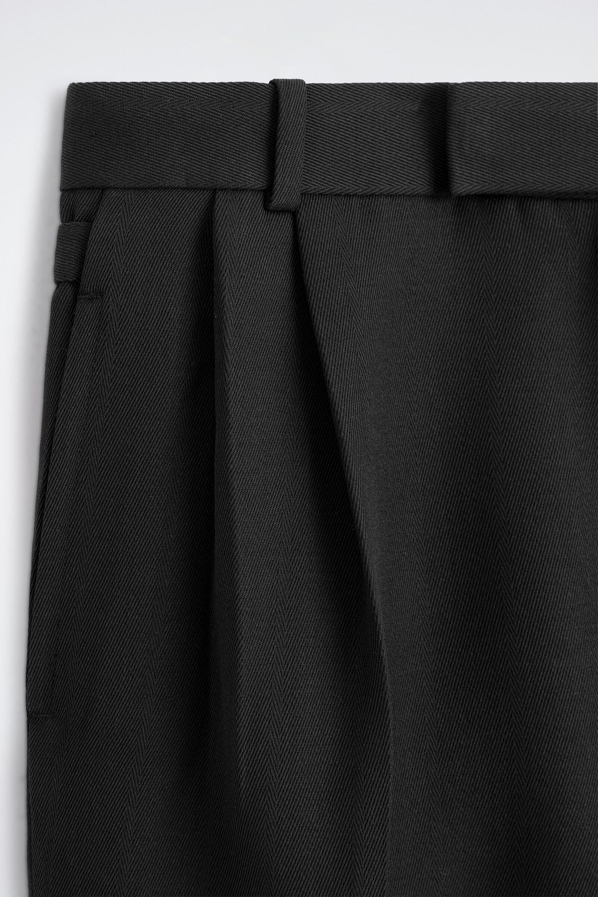 PANTALONES TAPERED DE MEZCLA DE LANA CON PLIEGUES - NEGRO  | DescriptiveDetail