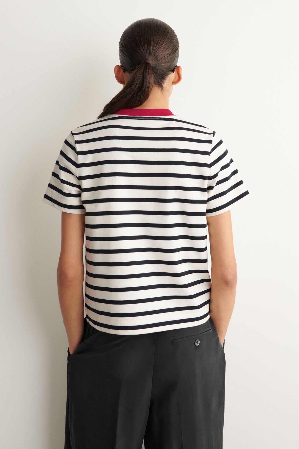 CAMISETA DE CORTE LIMPIO - NEGRO / BLANCO / ROJO / A RAYAS