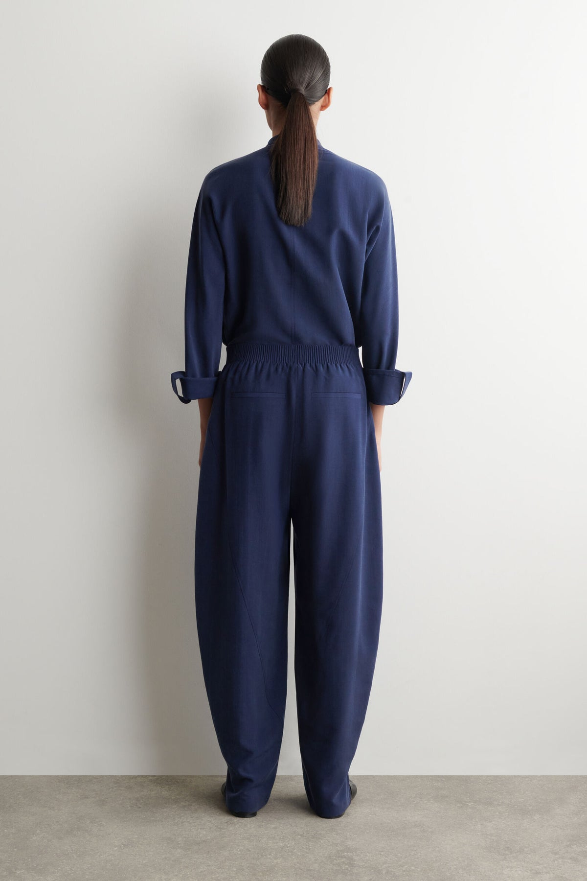 PANTALONES DE TELA CON PIERNA BARREL Y ELÁSTICO - AZUL MARINO