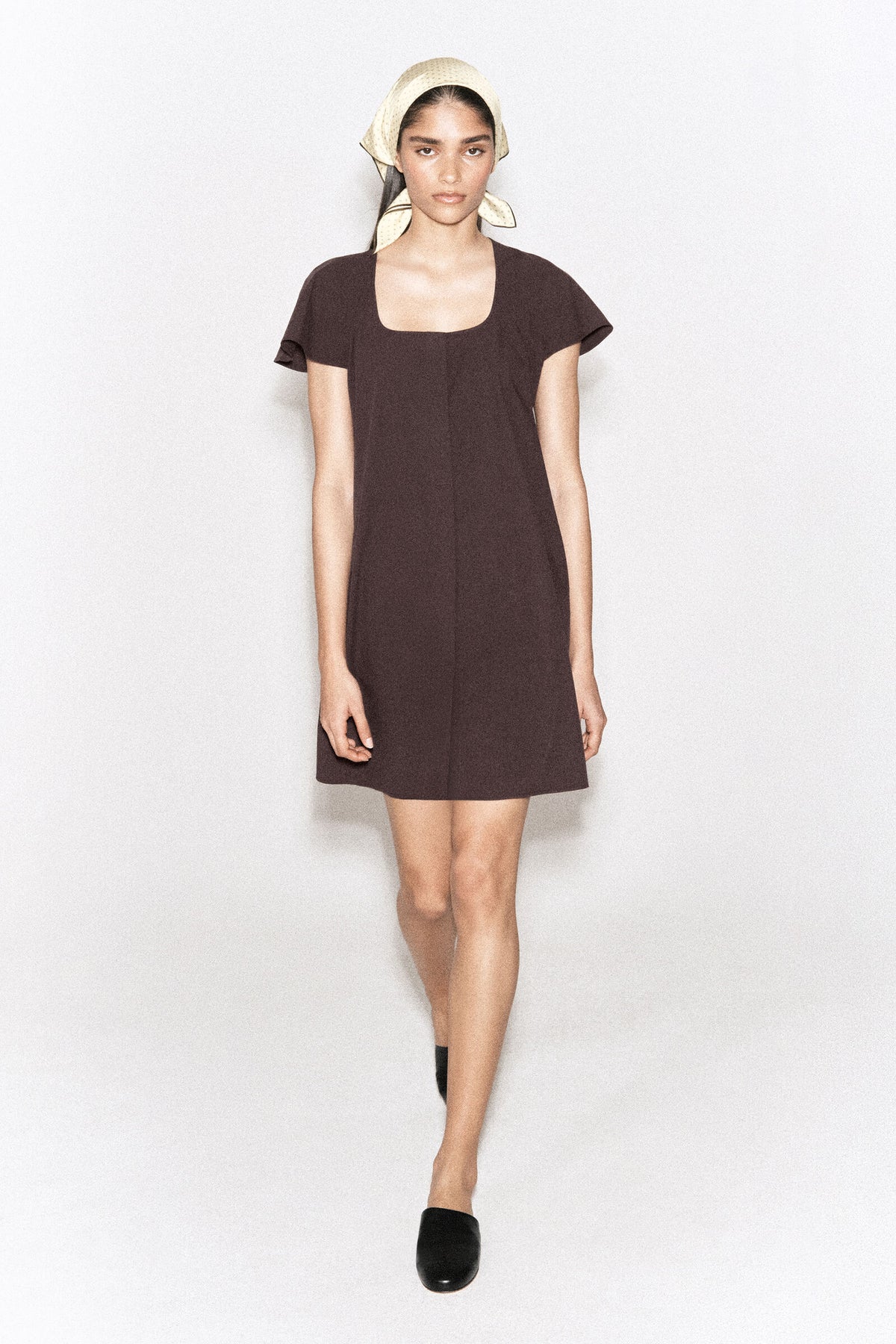 VESTIDO MINI DE ALGODÓN CON MANGAS ACAMPANADAS - MARRÓN OSCURO