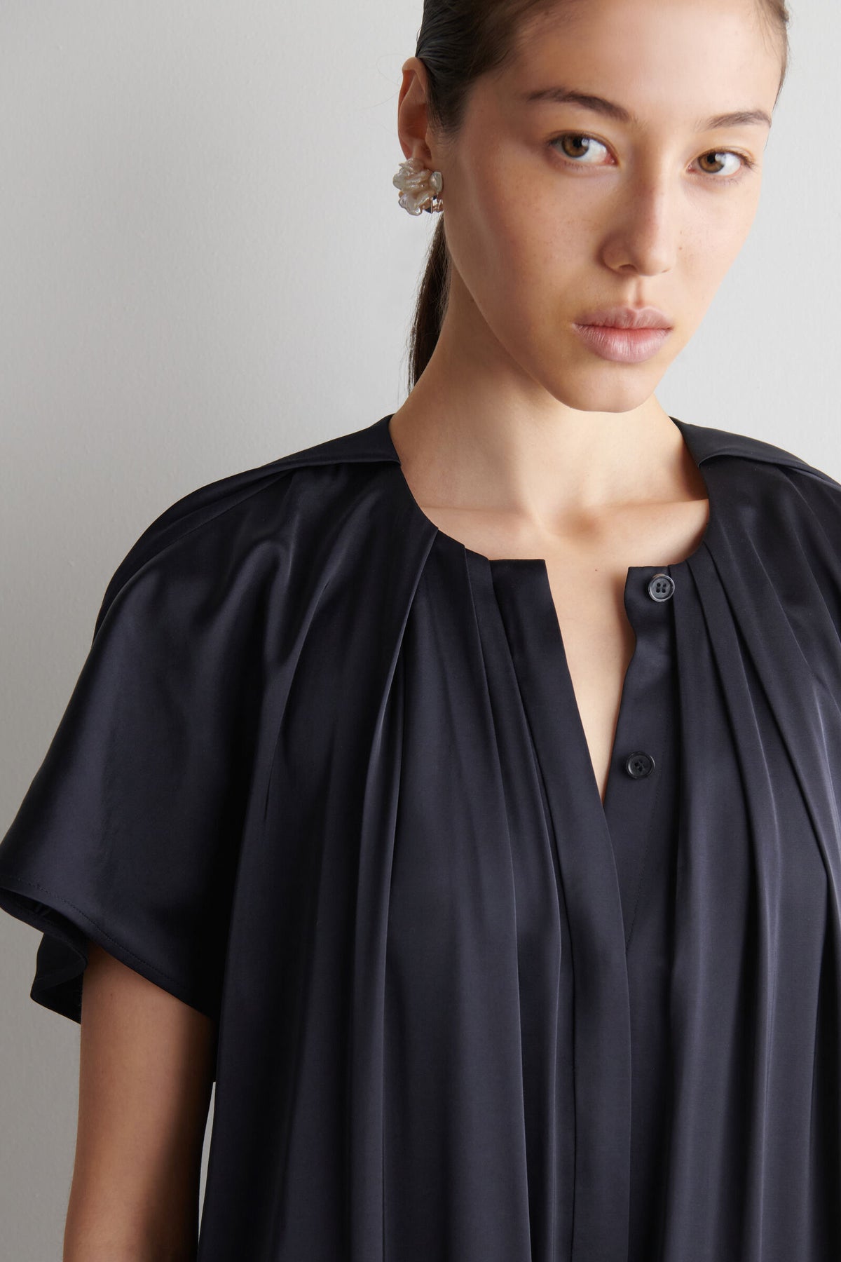 VESTIDO MIDI DE SATÍN PLISADO - AZUL MARINO