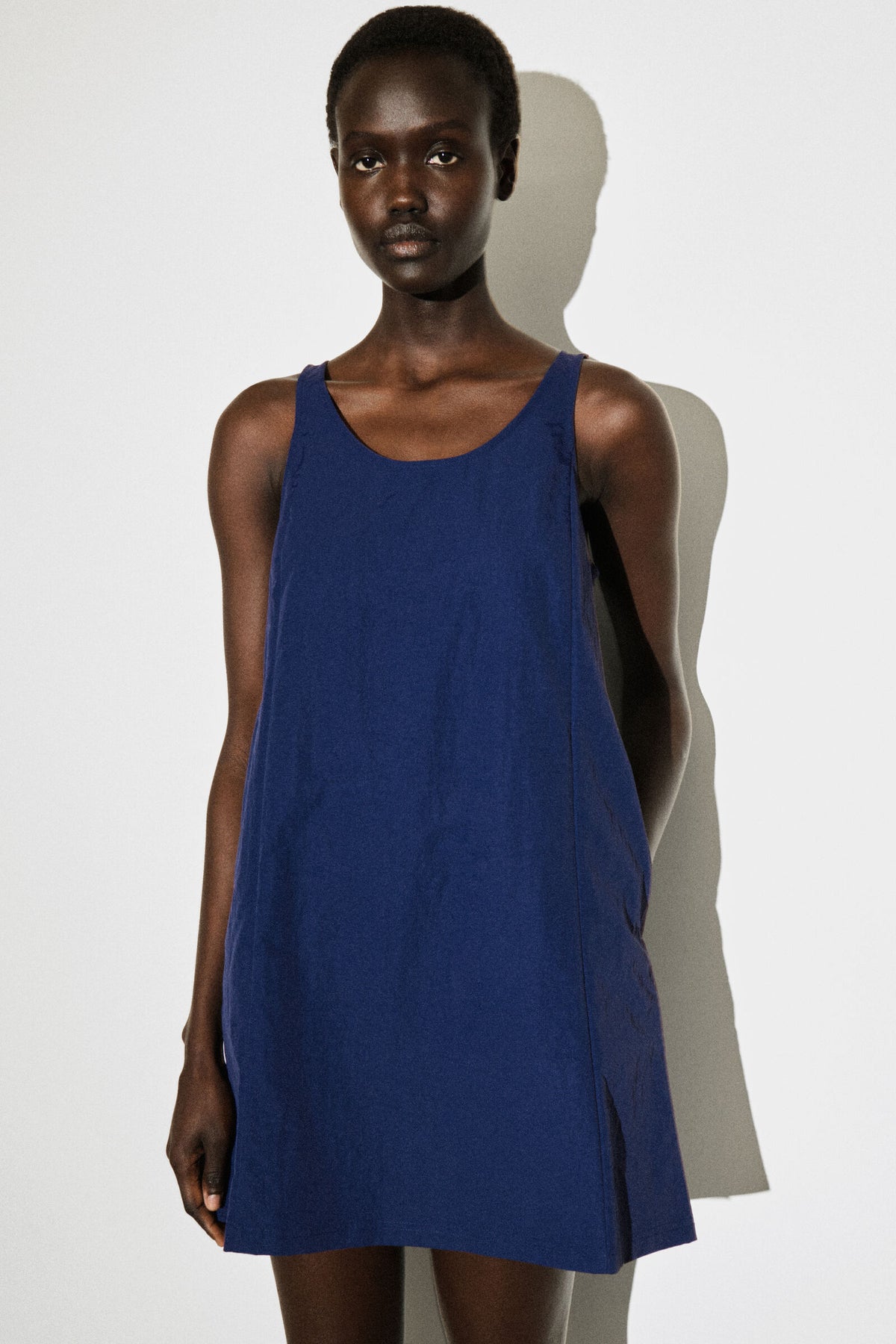 VESTIDO MINI DE NYLON CON PANELES DE JERSEY - AZUL - StillMedia/Lookbook