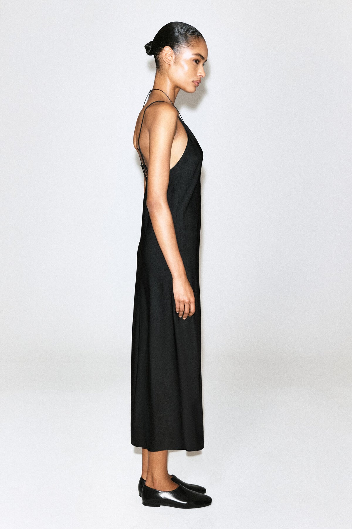 VESTIDO MIDI DE CREPÉ - NEGRO