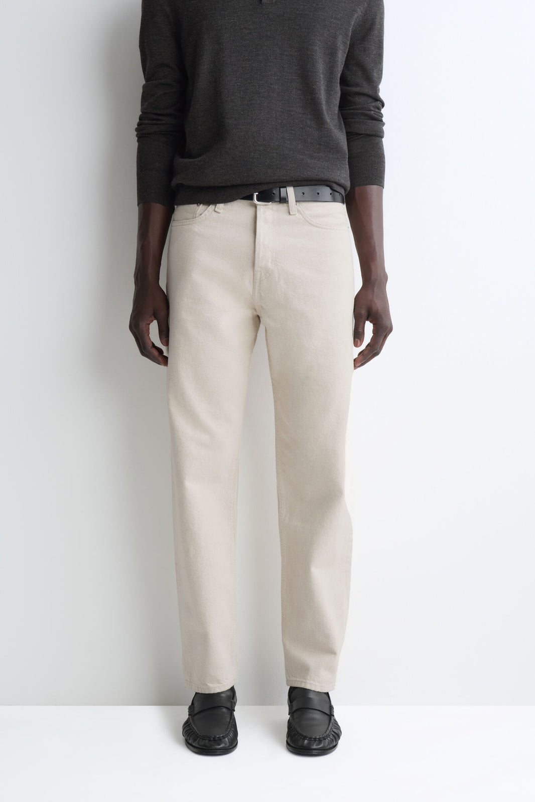 JEANS DE CORTE REGULAR Y PIERNA RECTA DE LA MARCA - BEIGE