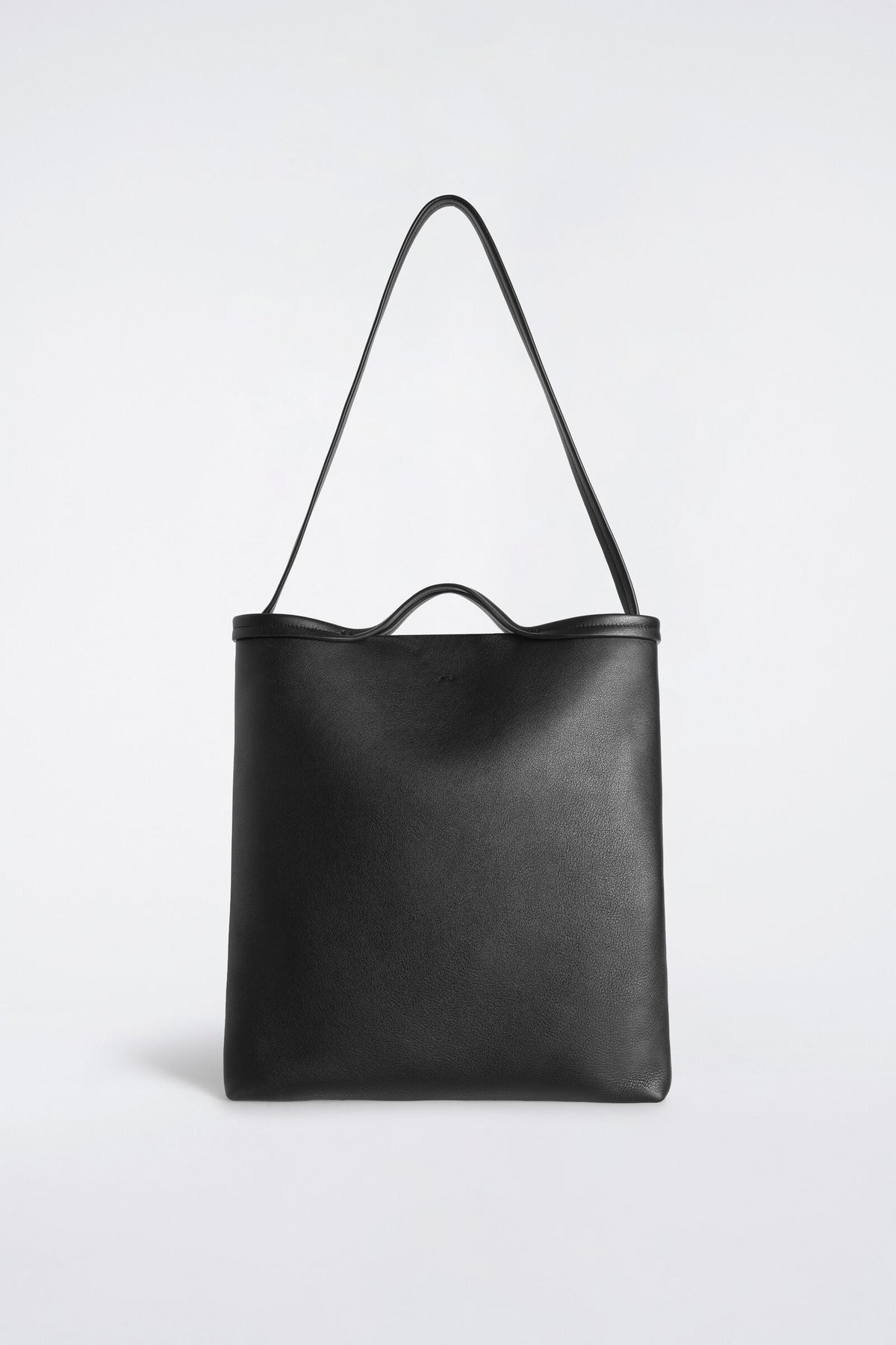 BOLSO DE MANO CON CORREA - PIEL - NEGRO | DescriptiveStillLife