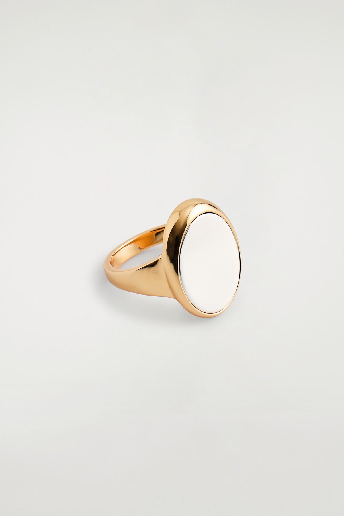 ANILLO DE SIGNO BICOLOR - DORADO / PLATEADO | DescriptiveStillLife