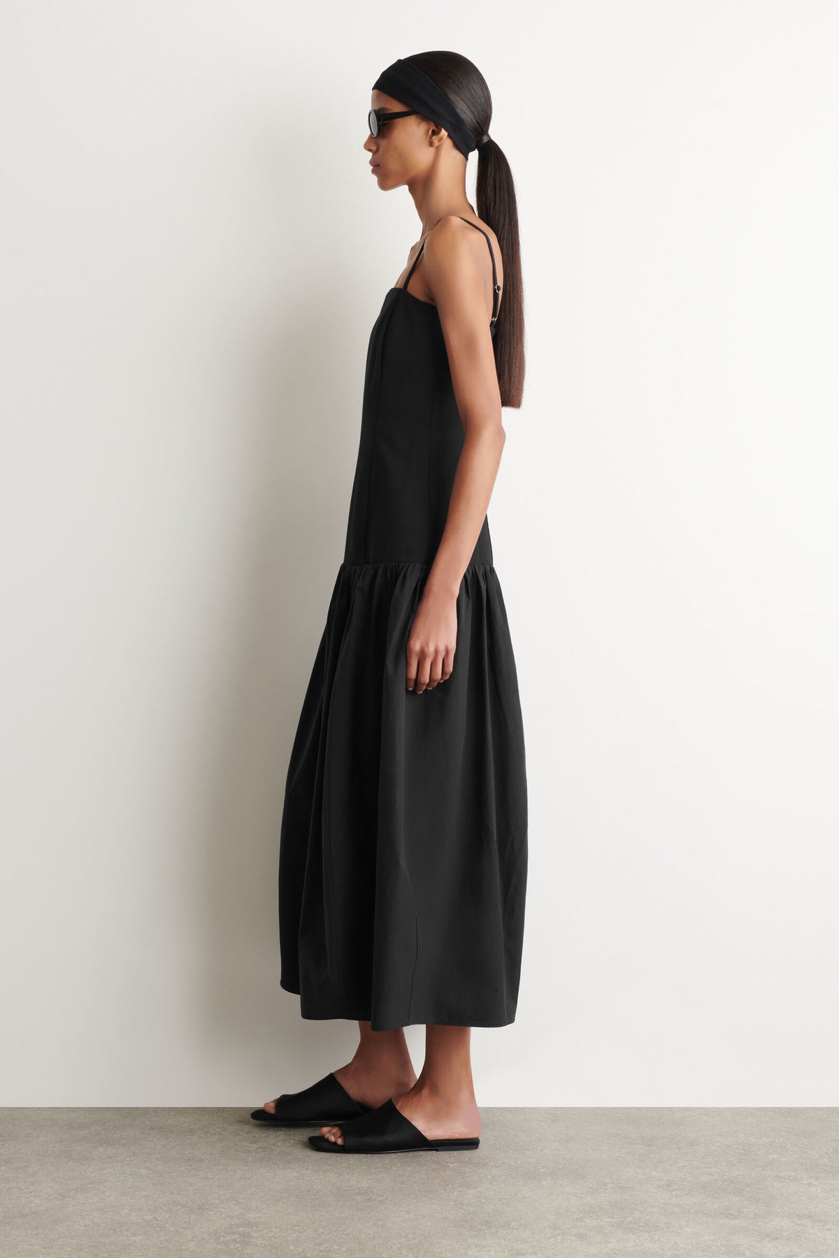 VESTIDO MIDI ESCULTÓRICO CON CINTURA CAÍDA - NEGRO
