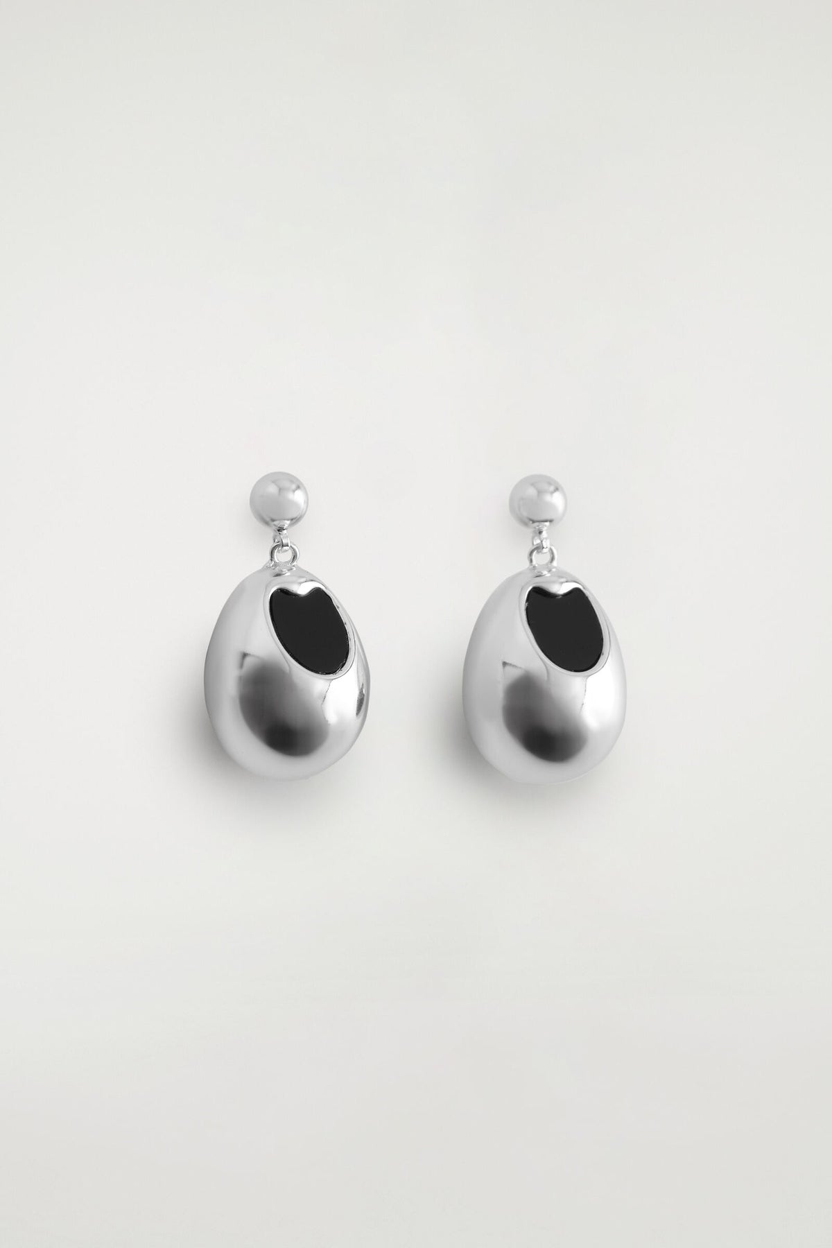 ARETES COLGANTES CON DETALLES DE PIEDRA - PLATA / NEGRO | DescriptiveDetail