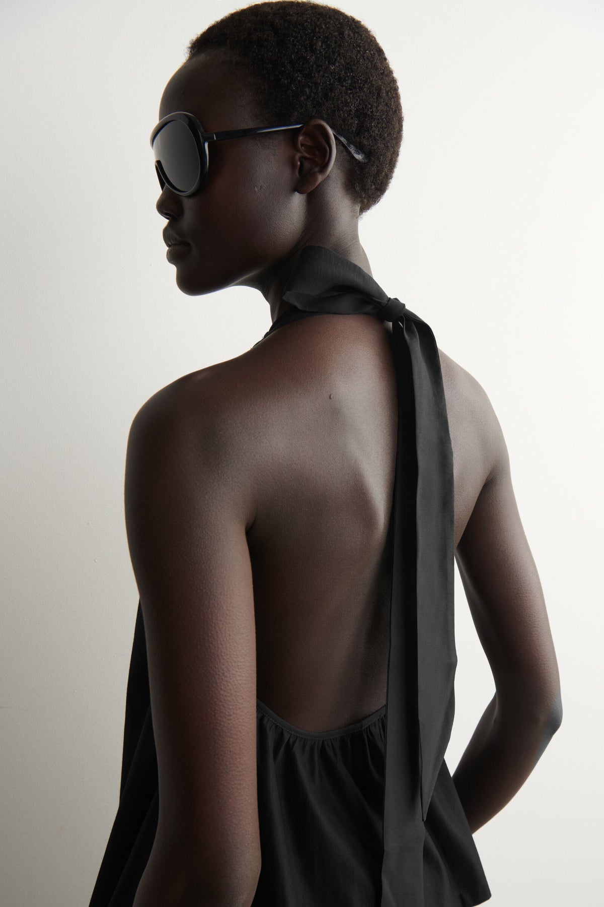 TOP HALTER DE ESPALDA ABIERTA - NEGRO