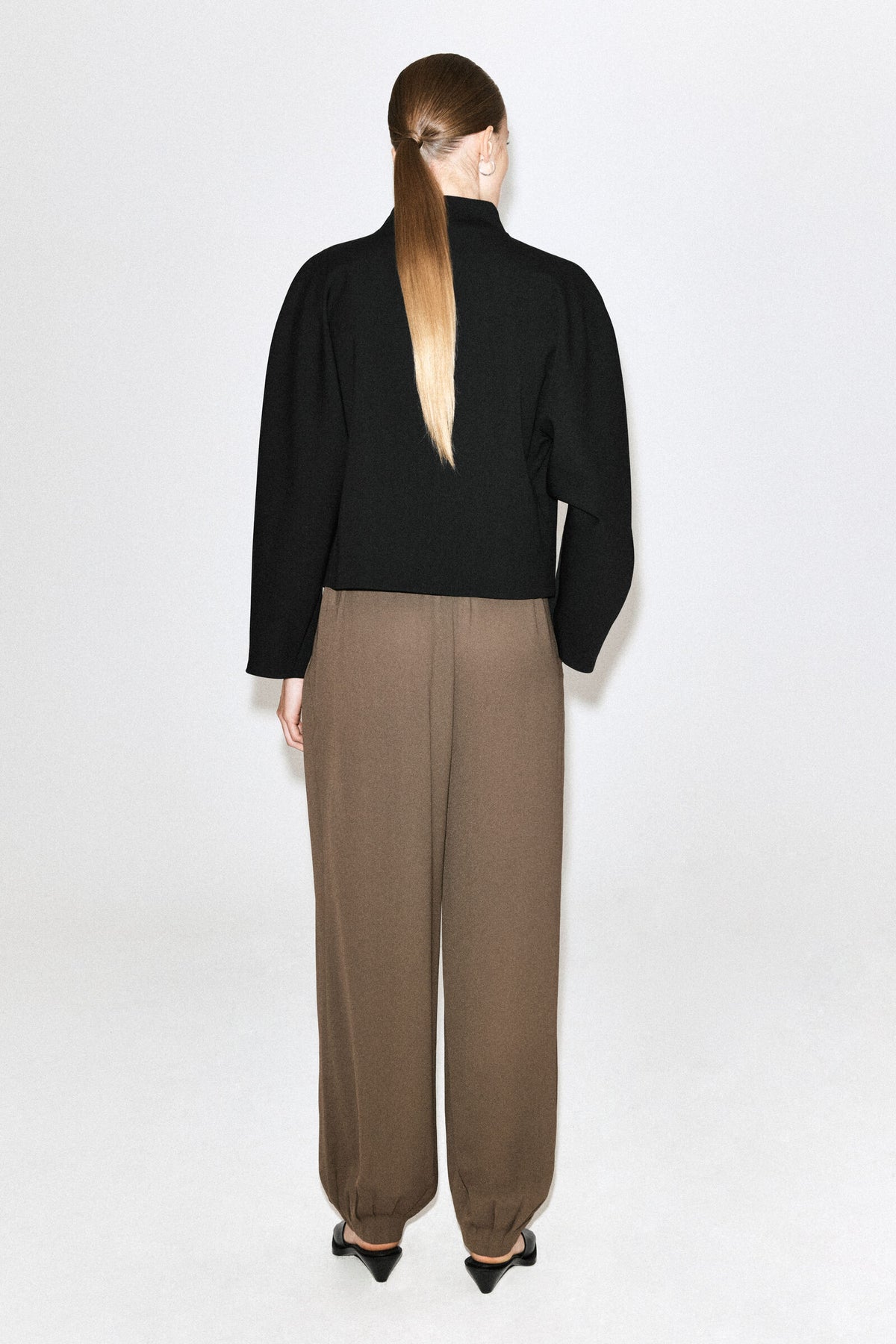 PANTALONES DE CREPÉ CON PLIEGUES - BEIGE OSCURO