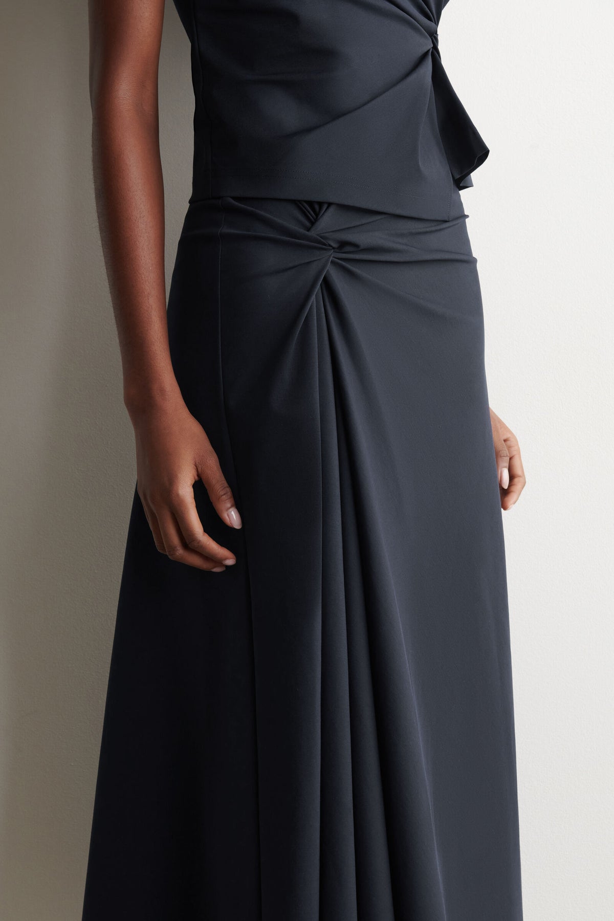 FALDA MIDI DE JERSEY CON DETALLE DE NUDO - AZUL MARINO - StillMedia/Lookbook