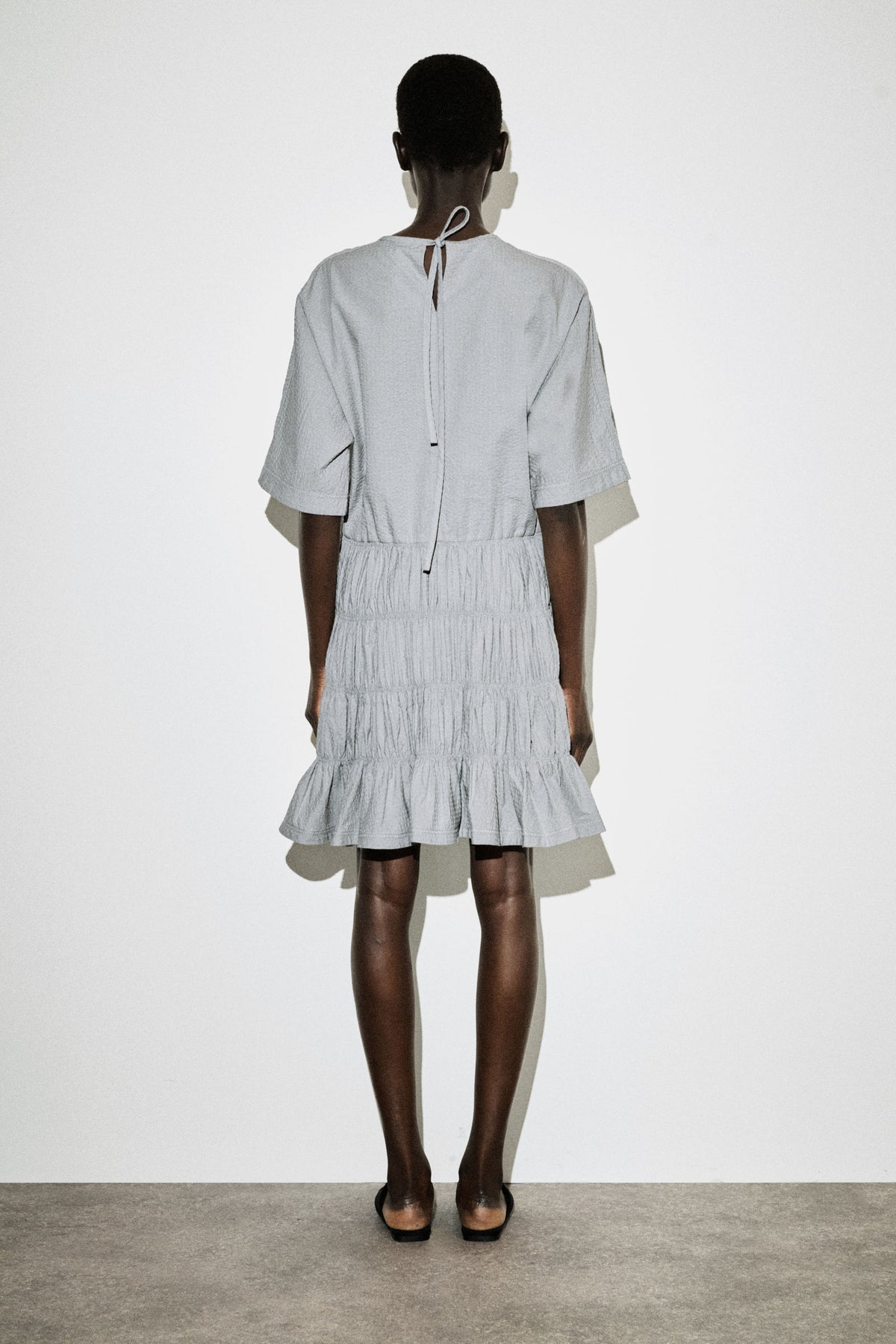 VESTIDO MINI DE SEERSUCKER FRUNCIDO - GRIS - StillMedia/Lookbook