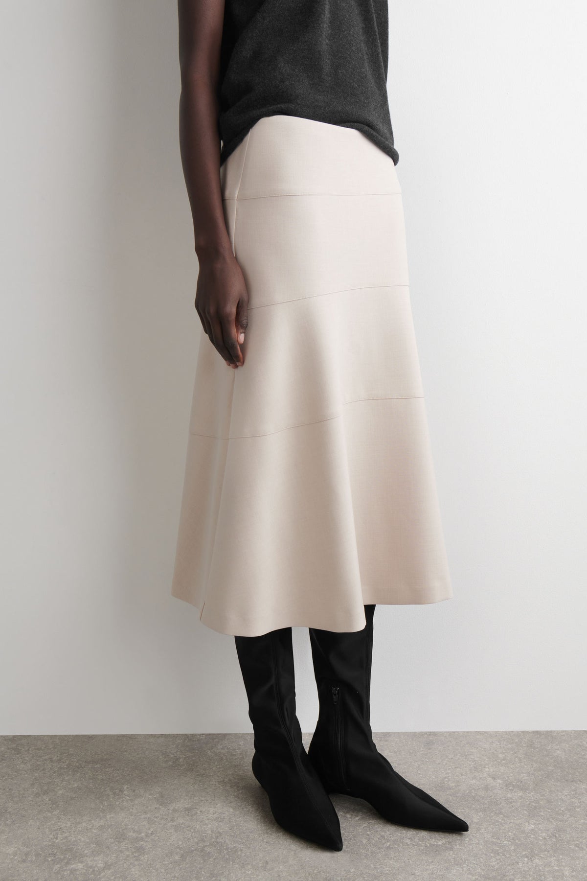 FALDA MIDI CURVA A-LÍNEA - BEIGE CLARO - StillMedia/Lookbook